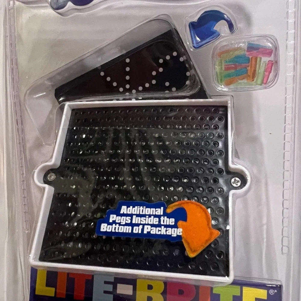 World's Smallest Lite‎ Brite Retro Light Up Toy Peg Board 150 Pegs 15 Sheets